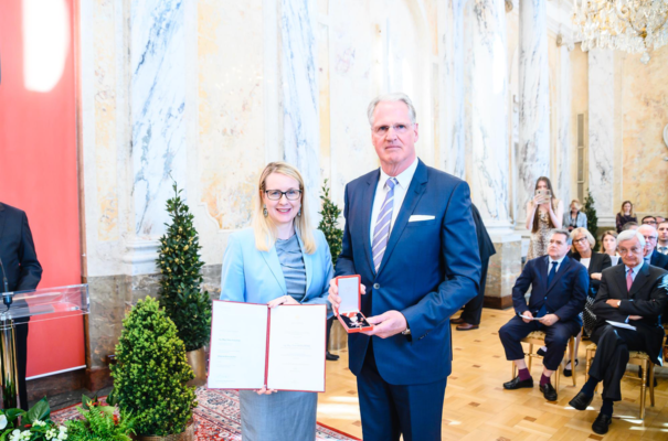 Mag. Peter Franzmair wird von Bundesministerin Margarete Schramböck geehrt.