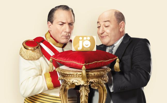 Seine Majestät „Robert Heinrich I.“, Robert Palfrader, und sein Obersthofmeister „Seyffenstein“, Rudi Rubinek, stellen den ÖsterreicherInnen in der Werbung die neue jö Bonus Club Karte vor. © UÖBC