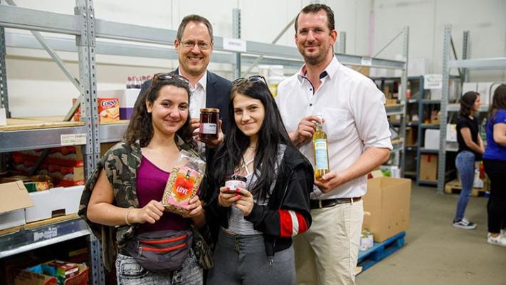 Alexander Ottmann, CEO der FMS GmbH (re.) und Rainer Trefelik, Obmann der Sparte Handel der WK Wien (li.) mit Schülern der Berufssuche Amalienstraße beim Logistiktag 2019.