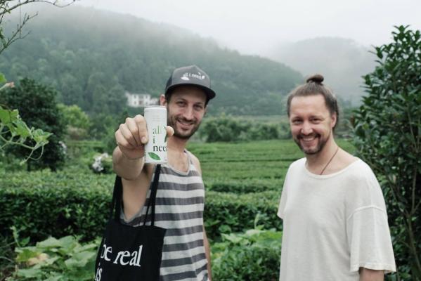 Thomas Miksits (li.) und Alexander Jiresch, Gründer von all I need kommen mit ihrem Partner Capri Sun in den Vertrieb von Conaxess.