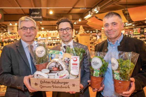 Interspar SalzburgerLand Herkunftszertifikat: Landesrat DI Dr. Josef Schwaiger, Interspar Österreich Geschäftsführer Mag. Markus Kaser und Bio-Bauer Johann Winklhofer freuen sich über die Vorzeigeinitiative „SalzburgerLand Herkunfts-Zertifikat“ bei Interspar.