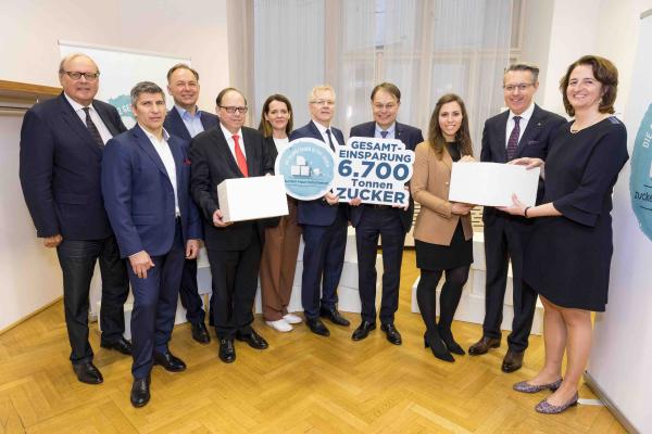 Zuckergipfel der Lebensmittelbranche. v.l.n.r.: Prof. Dr. med. Markus Metka (Präsident der Österreichischen Anti-Aging-Gesellschaft), Dr. Wolfgang Goldenitsch (Geschäftsführer Mona Naturprodukte), Mag. Gerhard Schilling (Geschäftsführer Almdudler), a.o. Univ.-Prof. Dr. Thomas Szekeres, PhD (Präsident der Österreichischen Ärztekammer), Mag.a Birgit Aichinger (Geschäftsführerin Vöslauer), Prim. Univ.-Prof. Dir. Dr. Friedrich Hoppichler (Vorstand des vorsorgemedizinischen Instituts SIPCAN), Dr. Gerhard Drexel 