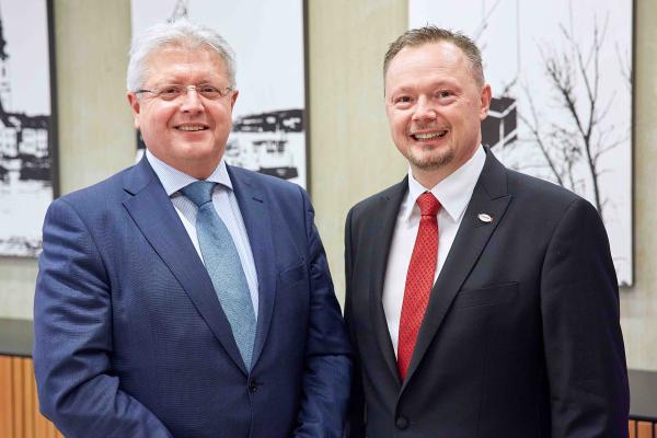 Christoph Henöckl (li.) übergab die Garant-Geschäftsführung kürzlich an Gerhard Bauernfeind