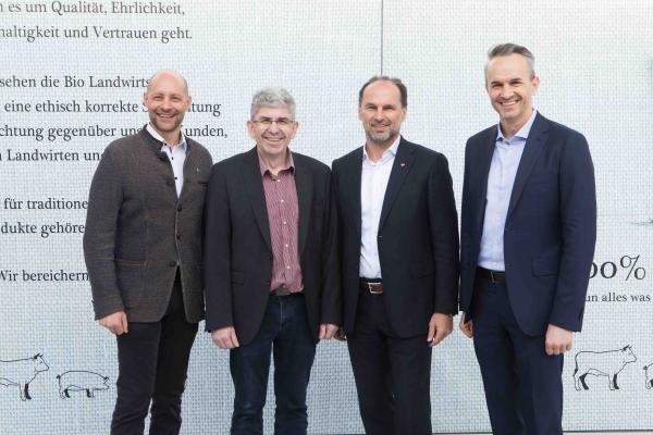 Transgourmet hat als gemeinsames Ziel Wertschätzung für Fleisch zu heben: Hannes Royer, Land schafft Leben; Manfred Huber, Sonnberg Biofleisch; Thomas Panholzer, Transgourmet und Manuel Hofer, Top-Team Zentraleinkauf: Mehr Wertschätzung für Fleisch als gemeinsames Ziel