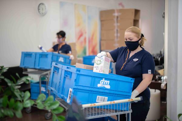 Kommissionierung von Online-Bestellungen in der dm Filiale