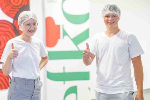 Ferialarbeiter helfen bei der efko-Gurkenernte mit