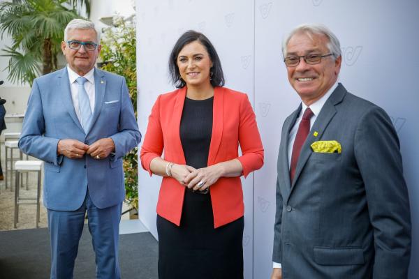 Neues Landpaket:  (v.l.n.r.): Mag. Alfred Riedl, Bürgermeister von Grafenwörth und Präsident des Österreichischen Gemeindebundes, Bundesministerin Elisabeth Köstinger, Post-Generaldirektor DI Dr. Georg Pölzl