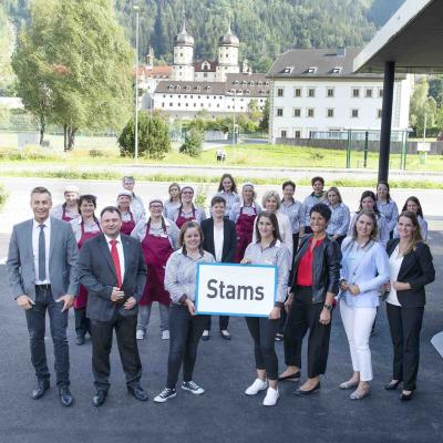 Spar-Markleiterin Melanie Glatz freut sich gemeinsam mit ihrem motivierten und jungen Team auf viele neue Stammkundinnen und -kunden in Stams.