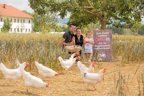 Spar zahlt Eier-Bauern eine Prämie: im Bild Familie Familie Röbl aus Oberösterreich
