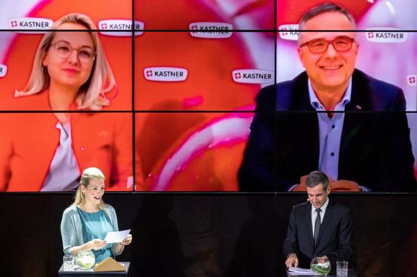 KR Christof Kastner und Christina Draxler MA bei der virtuellen Verleihung des Staatspreises mit Bundesministerin Mag. Christine Aschbacher und Moderator Werner Sejka; 