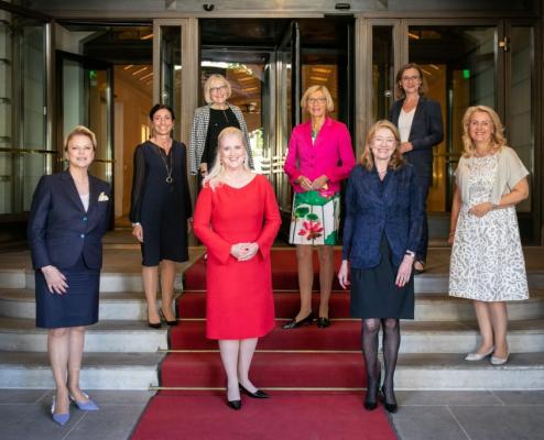 Preisträgerinnen Mestemacher Managerin des Jahres: (v. r. n. l.) Annette Stieve, CFO Norma Group SE, Dr. Sigrid Evelyn Nikutta, Vorstand Güterverkehr Deutsche Bahn AG (L), Vorstandsvorsitzende DB Cargo AG (L.C), Prof. Dr. Helga Rübsamen-Schaeff, Gründungs-Geschäftsführerin AiCuris, Vorsitzende des wiss. Beirats, Martina Sandrock, Vorsitzende der Geschäftsführung Upfield GmbH, Angela Titzrath, CEO HHLA, Birgit A. Behrendt, Aufsichtsrätin, Milagros Caiña-Andree, ehemaliges Vorstandsmitglied der BMW AG und Pro