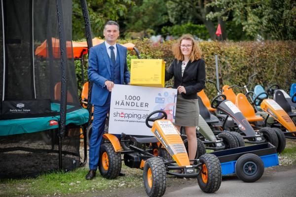 Shöpping.at knackt 1000er-Händler Marke (v.l.): Robert Hadzetovic, Geschäftsführer von shöpping.at und Eva Romann, Juniorchefin und Leiterin der Sparte Spielwaren bei Romann Shop.