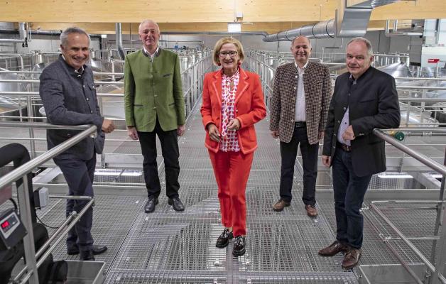 Landeshauptfrau Mag. Johanna Mikl-Leitner zeigte sich beeindruckt vom neuen Keller der Winzer Krems  (V. l. n. r.: GF Ing. Ludwig Holzer, MAS, Obmann ÖK.-Rat Franz Bauer, Landeshauptfrau Mag. Johanna Mikl-Leitner, Kellermeister, Obmann Stv. Florian Stöger, Kellermeister Franz Arndorfer).