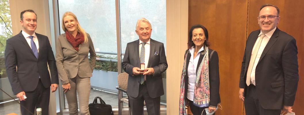 KR Julius Kiennast bekommt "Goldene Ehrennadel der Bundessparte Handel"