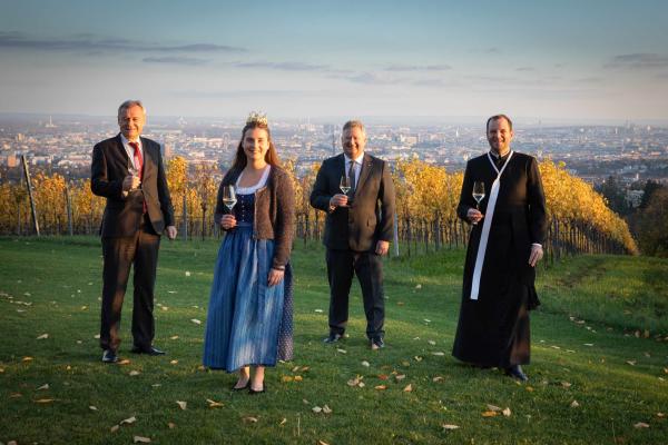 Mit Abstand die exklusivste Bundesweintaufe. Stießen symbolisch auf den Jahrgang 2020 an (v. l. n. r.): Weinbauverbandsdirektor Josef Glatt, Burgenlands Weinkönigin Susanne I., ÖWM Geschäftsführer Chris Yorke und Augustiner-Chorherr Tassilo Lorenz 