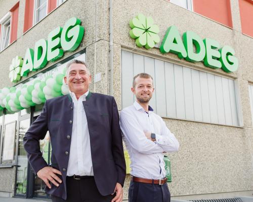 Karl und Philipp Bauer vor ihrem Markt.