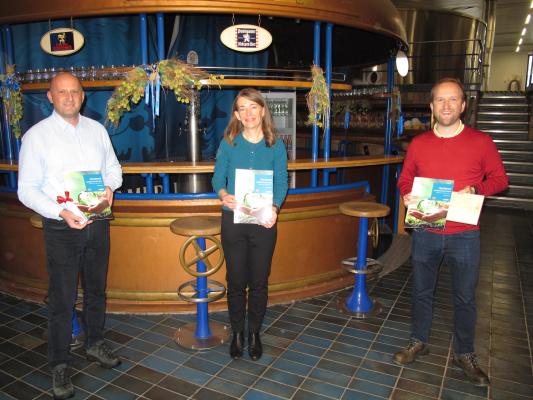 Coronabedingt wurde die Ökoprofit-Urkunde heuer in der Brauerei Puntigam übergeben (v. l.): Herbert Weiß, Leiter Flaschenabfüllung, Claudia Arlak vom Referat für nachhaltige Entwicklung der Stadt Graz und Braumeister Johannes Eregger.