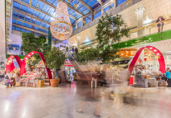 Weihnachtlich geschmückt ist der Europark in Salzburg