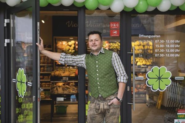 Markus Stubauer vor seinem ADEG-Markt