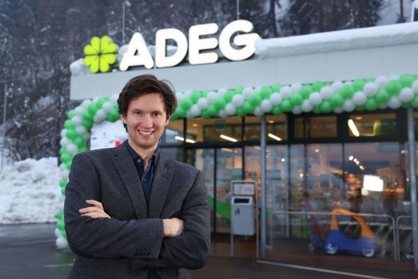ADEG Kaufmann Thomas Alexejew vor seinem Markt in Flattach