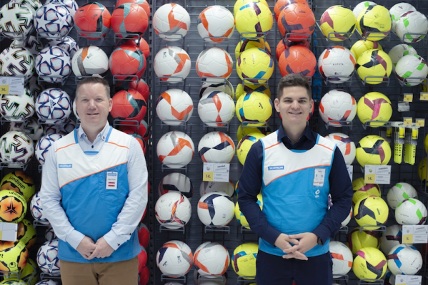 Decathlon neu in Klagenfurt: v.l.n.r.: Geschäftsführer Gábor Pósfai mit Filialeiter Stefan Reiter