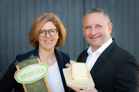 Christiane Mösl, Geschäftsführerin der ARGE Heumilch, und Obmann Karl Neuhofer präsentieren eine erfreuliche Bilanz für 2020.