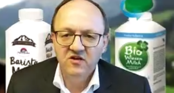 Dir. Helmut Petschar, Geschäftsführer der Kärntnermilch, hier in seiner Funktion als Präsident der VÖM bei jährlichen Pressegespräch vor Journalisten