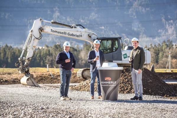 Martin Konzet, Bürgermeister von Bludesch; Markus Hämmerle, Geschäftsführer von Hämmerle Kaffee und Philipp Tomaselli, Geschäftsführer von Tomaselli Gabriel Bau, freuen sich über den Baubeginn und genießen dabei einen Becher Hämmerle-Kaffee.