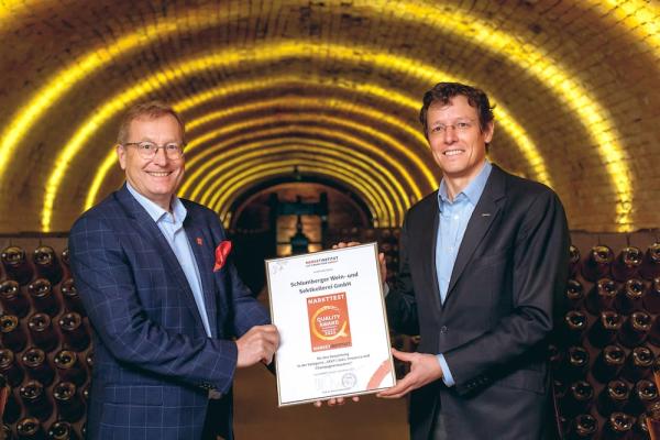 Schlumberger Geschäftsführer Benedikt Zacherl (re.) erhält die Auszeichnung des Market Quality Award 2021 vom Leiter des Meinungsforschungsinstituts Prof. Werner Beutelmeyer