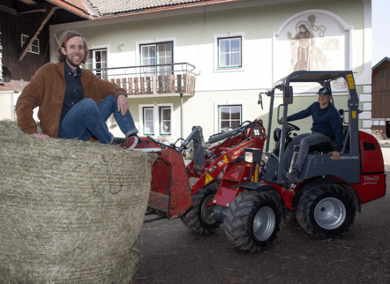 Eines der vielen Beispiele für aktive CO2-Reduktion am Bauernhof: Der E-Hoftrac beim Kaiserbauer in Neumarkt. Im Bild (v. li): Gerrit Woerle mit Josef Baier.
