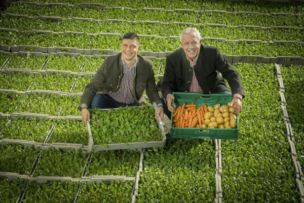Die Hofer Liebensmittel sorgen für regionalen Genuss zum günstigen Hofer Preis, hier von Familie Wopfner.