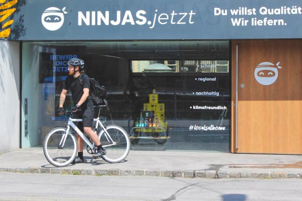 www.ninjas.jetzt: 30-Minuten Lieferdienst-Startup für Lebensmittel und Restaurantessen startet in Salzburg Stadt und Umgebung. 
