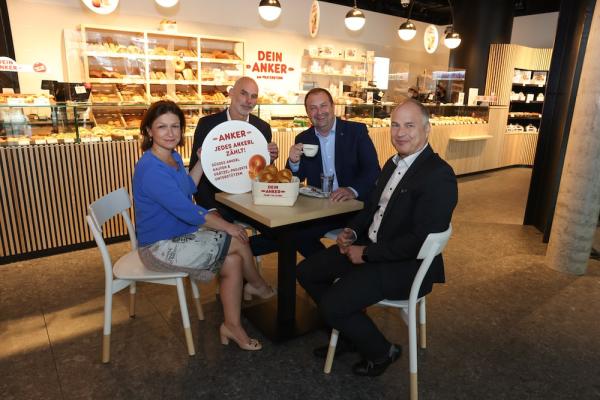 Beim Lokalaugenschein in der neuen Anker-Filiale am Praterstern freuen sich über das erste von Anker unterstützte „Grätzelprojekt“: v.l.n.r. Tina Schrettner (Marketingleitung Ankerbrot), Bernhard Drumel (Geschäftsführer Concordia Sozialprojekte), Alexander Nikolai (Bezirksvorsteher Leopoldstadt), Walter Karger (Geschäftsführer Ankerbrot).