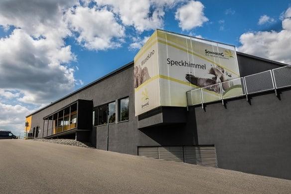 Der Bio-Schlachthof Sonnberg sind für Hofer und „Zurück zum Ursprung“ starke und Verantwortungsvolle Partner des neuen Pionierprojektes „Bruderwohl“.