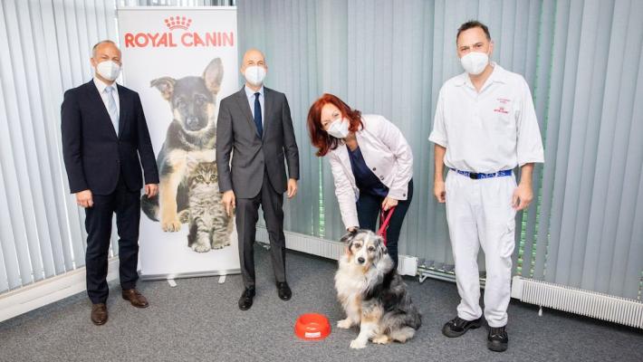 Besuch in der Tiernahrungsfabrik von Mars Austria in Bruck an der Leitha: Geschäftsführer von Mars Austria Hendrik de Jong, Bundesminister für Arbeit Prof. Dr. Martin Kocher, Personalverantwortliche Brigitte Schachinger mit Hund, Fabriksleiter Alexander Appel (v.l.n.r.)