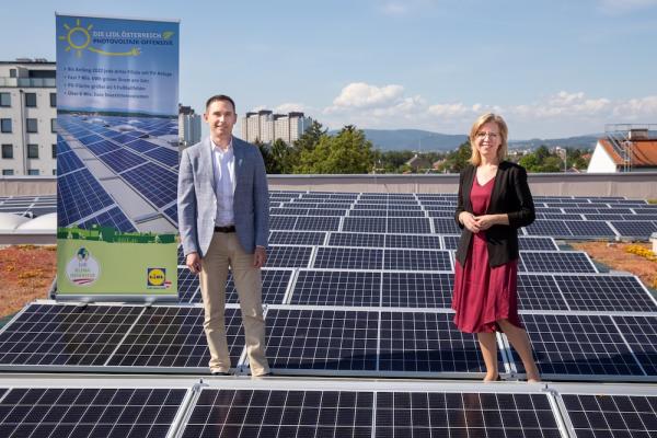 Alessandro Wolf, Vorsitzender der Geschäftsleitung von Lidl Österreich, stellte die neue PV-Offensive Klimaschutzministerin Leonore Gewessler vor.  