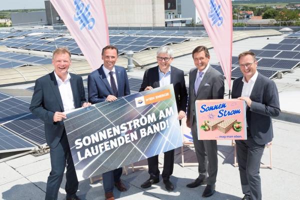 Noch mehr Beispiele für Photovoltaik, hier bei Manner: v.l.n.r Michael Strebl (Geschäftsführer Wien Energie), Jochen Danninger (Niederösterreichischer Landesrat für Wirtschaft, Tourismus und Sport), Thomas Gratzer (Vorstand Produktion & Technik Manner), Peter Hanke (Stadtrat für Finanzen, Wirtschaft, Arbeit, Internationales und Wiener Stadtwerke), Andreas Kutil (CEO Manner).