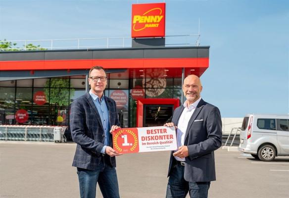 v.l.: Die Penny Geschäftsführer Mario Märzinger und Ralf Teschmit freuen sich über die Auszeichnung als bester Diskonter Österreichs. v.l.: Die Penny Geschäftsführer Mario Märzinger und Ralf Teschmit freuen sich über die Auszeichnung als bester Diskonter Österreichs.