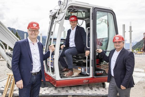 Es geht los: Manfred Hayböck und Thomas Panholzer, Transgourmet Geschäftsführer; Ing. Franz Eder, Bürgermeister von Maishofen 