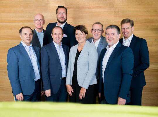 Das neue Geschäftsleitung-Team von dm drogeriemarkt: v.l.n.r.: Dipl. Inform. Manfred Kühner (Stv. Vorsitzender der Geschäftsführung), Mag. Martin Engelmann (Vorsitzender der Geschäftsführung), Mag. Thomas Roittner (Geschäftsführer F&C, ISM und Logistik international), Dipl. BW Harald Bauer (Geschäftsführer Marketing und Einkauf international), Mag. (FH) Petra Mathi-Kogelnik (Geschäftsführerin Mitarbeiter international), Dipl.-Kfm. Andreas Haidinger (Geschäftsführer F&C, ISM und Logistik international), Hube