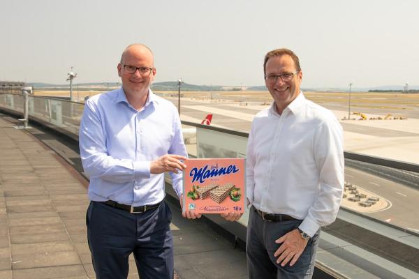 Take off mit Manner: Mag. Julian Jäger, Vorstand der Flughafen Wien AG (li.), Mag. Andreas Kutil, CEO Manner