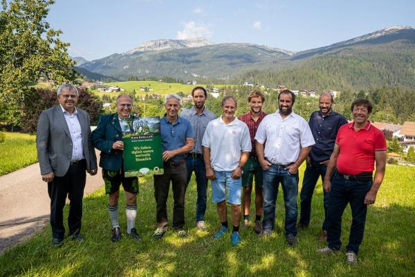 Die ARGE Heumilch erhält Zuwachs – 12 Milchbauern aus dem Kleinwalsertal liefern ab sofort an die Käserebellen. Im Bild (v.li.n.re.): Andi Haid – Bürgermeister Riezlern, Sepp Krönauer – Inhaber und Geschäftsführer der Käserebellen, Reinhard Fink – Obmann der Molkereigenossenschaft Kleinwalsertal, Tobias Moosbrugger – Aufsichtsratsvorsitzender der Molkereigenossenschaft Kleinwalsertal, Oliver Rinner – stellvertretender Aufsichtsratsvorsitzender, Daniel Dodier – Vorstand, Rudolf Hilbrand – Vorstand, Othmar He