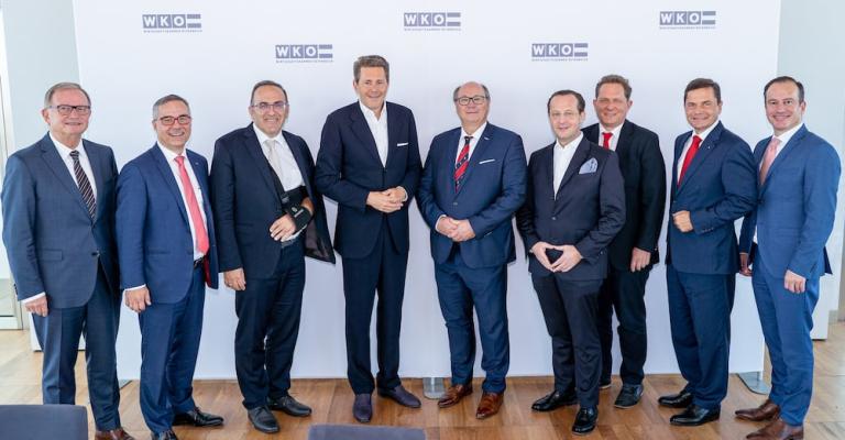 Gipfeltreffen des Handels in der WKÖ: v.l.: WKÖ-Generalsekretär Karlheinz Kopf; Christof Kastner, Vize-Obmann Bundesgremium des Lebensmittelhandels; Christian Prauchner, Obmann des Bundesgremiums des Lebensmittelhandels; WKÖ-Präsident Harald Mahrer; Wolfgang Benischko, Obmann-Stellvertreter des Bundesgremium des Lebensmittelhandels; Robert Nagele, Vorstand Billa AG; Peter Voithofer, Economica; Fritz Poppmeier, Vorstandsvorsitzender Spar Österreich; Christoph Tamandl, Geschäftsführer des Bundesgremiums des L