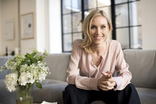 Heidi Hauer ist diplomierte Ernährungstrainerin der Vitalakademie Wien, zertifizierter Integrative Nutrition Health Coach des renommierten Institute of Integrative Nutrition (IIN), Resonanz Practitioner nach Gundl Kutschera und aktuell in zusätzlicher Coaching Ausbildung an der weltbekannten Business School INSEAD in Frankreich.