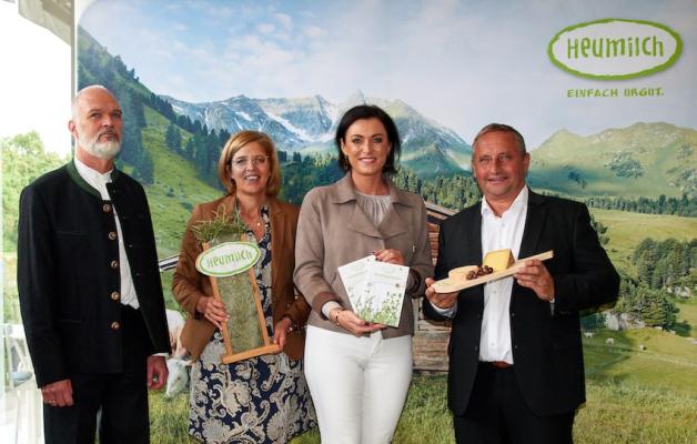 Präsentation der Heumilch Nachhaltigkeitsfibel (v.l.n.r.): Univ. Prof. Dipl.-Ing. Dr. Werner Zollitsch, ARGE Heumilch-GF Christiane Mösl, Landwirtschaftsministerin Elisabeth Köstinger, Karl Neuhofer, Obmann der ARGE Heumilch