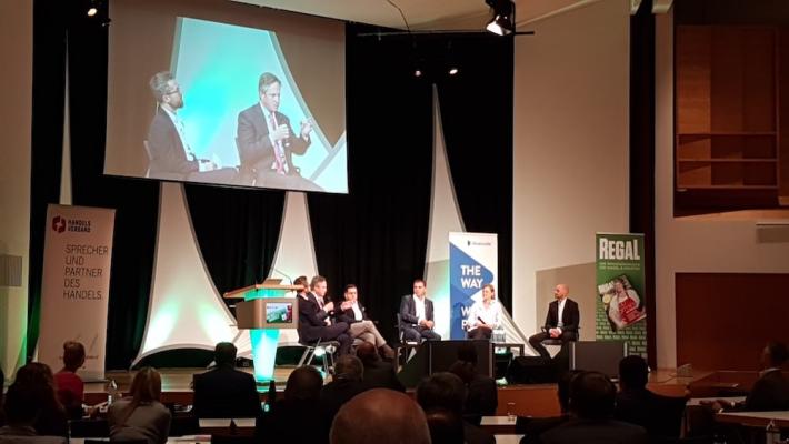 Am Podium rund um das Thema "Fairer Preis" und "Herkunft": Gerald Kühberger, Handelsverband, Johannes Schmuckenschlager, NÖ. Landwirtschaftskammer, Marcel Haraszti, Rewe Ö Vorstand, Alexandra Mayr, Rebel Meat, Peter Umundum, Post, Hannes Royer, Land schafft Leben (v.l.)