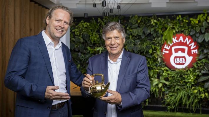 Teekanne-Geschäftsführer Thomas Göbel überreichte Prof. Peter Schröcksnadel die „Goldene Teekanne für das Lebenswerk” und bedankte sich für die über vier Jahrzehnte gehende Partnerschaft (im Bild v.l.).