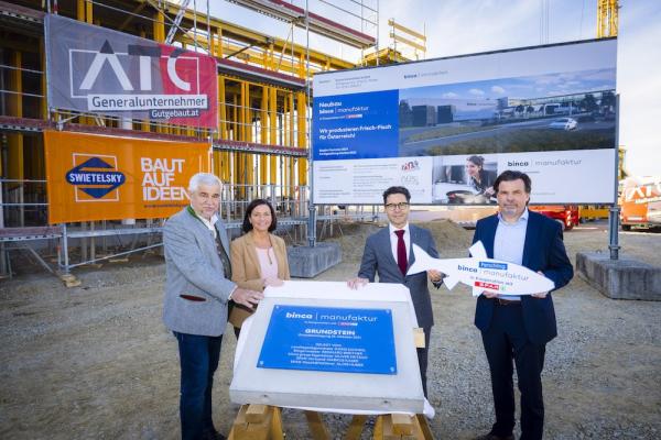 Ende 2022 wir die binca manufaktur in Perschling eröffnet. Auf insgesamt 6.000 m2 werden in den nächsten Jahren rund 100 neue Arbeitsplätze entstehen: v.l.n.r. Bürgermeister Reinhard Breitner, Landtagsabgeordnete Doris Schmidl in Vertretung von Landeshauptfrau Johanna Mikl-Leitner, Spar-Vorstand Mag. Markus Kaser und Mag. Oliver Fritsch, Eigentümer und Geschäftsführer der binca group.