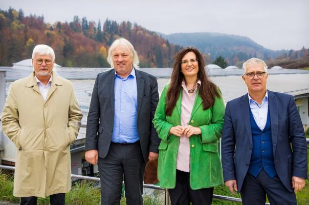Sonnenenergie bei Schleppe Brauerei: v.l.n.r.: Manfred Freitag, Vorstandssprecher der Kelag; Adolf Melcher, Geschäftsführer der Kelag Energie & Wärme GmbH; Gabriela Maria Straka, Director Corporate Affairs und CSR bei der Brau Union Österreich; Thomas Santler, Vorstand der Vereinigten Kärntner Brauereien AG