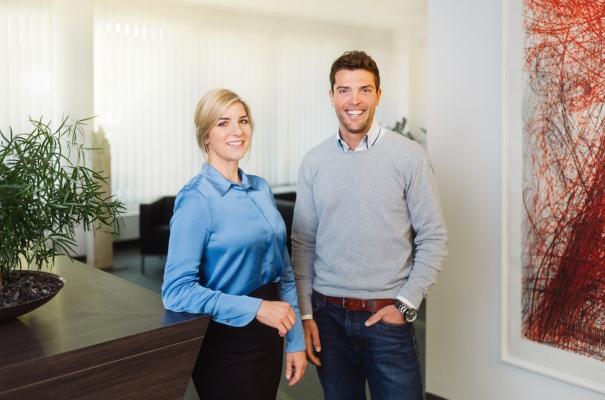 Verena Schranzhofer und Christian Canstein geben einen Einblick in ihre Arbeit bei der Internationalen Management Holding (IMH) von Hofer.